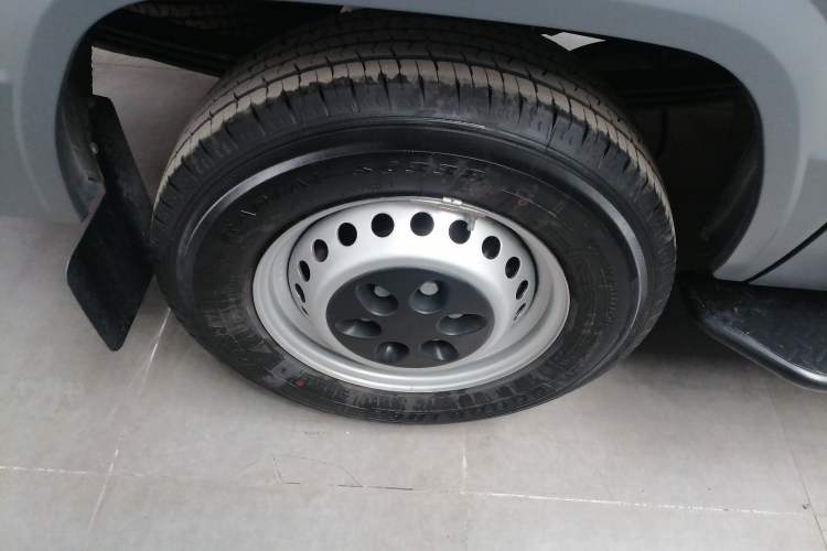 Used Iveco Daily 2023 2.5T A35M1 Multi-Purpose Passenger Vehicle Short Wheelbase Low Roof Single Tire Manual Transmission with Automatic Option Exterior 5