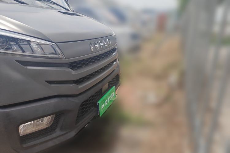 Used Iveco Daily 2023 2.5T A37M1 Multi-Purpose Passenger Vehicle Long Wheelbase Mid-Roof Dual Tires Manual Transmission Automatic Gearbox Front
