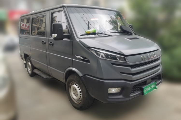Used Iveco Daily 2023 2.5T A35M1 Multi-Purpose Passenger Vehicle Short Wheelbase Low Roof Single-Tire Side-Sliding Door Automatic Transmission Front Right 45 Deg