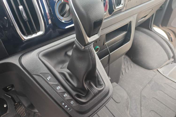 Used Iveco Daily 2023 2.5T A37M1 Multi-Purpose Passenger Vehicle Long Wheelbase Mid-Roof Dual Tires Manual Transmission Automatic Gearbox Gear Lever