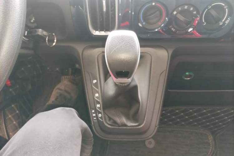 Used Iveco Daily 2023 2.5T A37M1 Multi-Purpose Passenger Vehicle Long Wheelbase Mid-Roof Design Dual Side Sliding Doors Automatic Transmission Gear Lever