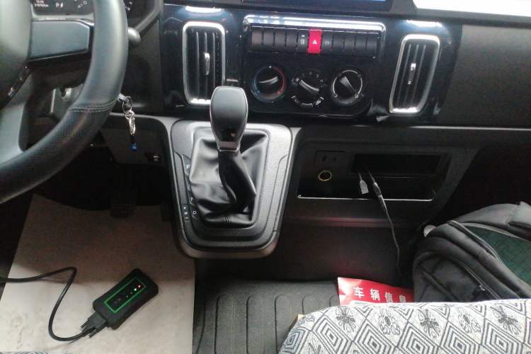 Used Iveco Daily 2023 2.5T A35M1 Multi-Purpose Passenger Vehicle Short Wheelbase Low Roof Single Tire Manual Transmission with Automatic Option Gear Lever