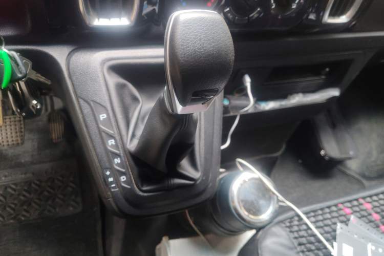 Used Iveco Daily 2023 2.5T A35M1 Multi-Purpose Passenger Vehicle Short Wheelbase Mid-Roof Design Single Tire Side-Sliding Door Automatic Transmission Gear Lever