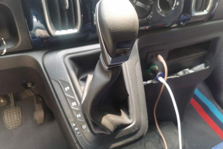 Used Iveco Daily 2023 2.5T A35M1 Multi-Purpose Passenger Vehicle Short Wheelbase Low Roof Single-Tire Side-Sliding Door Automatic Transmission Gear Lever