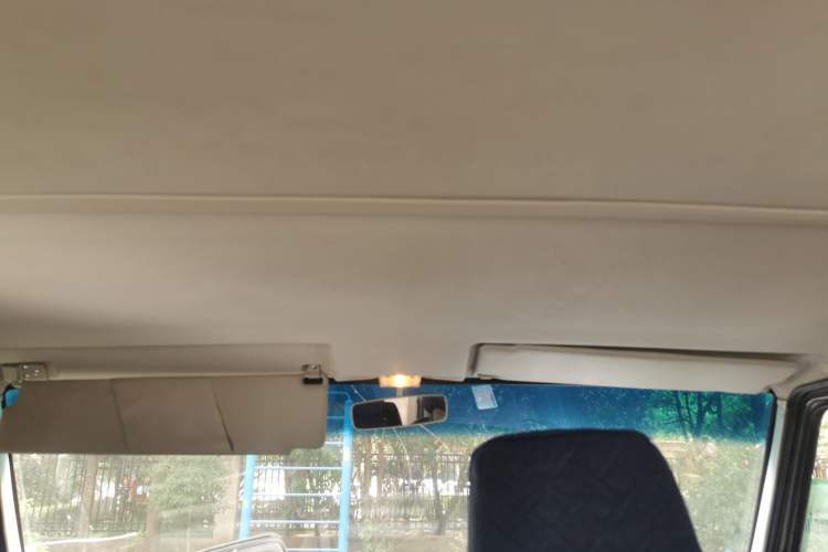 Used Iveco Daily 2023 2.5T A35M1 Multi-Purpose Passenger Vehicle Short Wheelbase Low Roof Single-Tire Side-Sliding Door Automatic Transmission Headliner