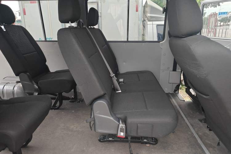 Used Iveco Daily 2023 2.5T A37M1 Multi-Purpose Passenger Vehicle Long Wheelbase Mid-Roof Dual Tires Manual Transmission Automatic Gearbox Interior 4