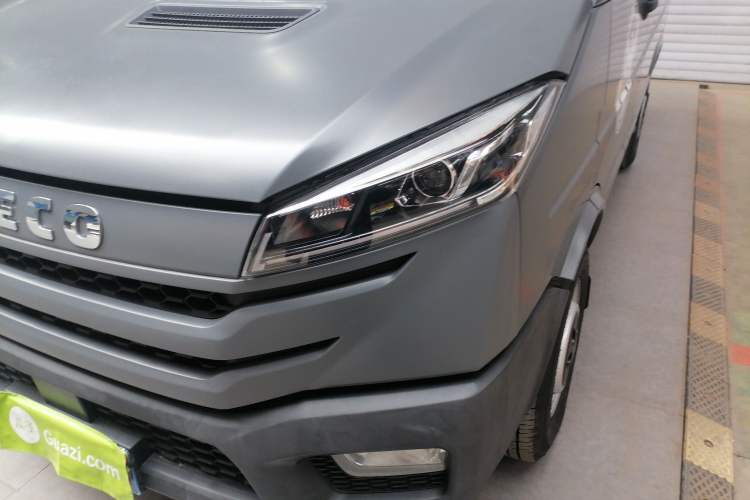 Used Iveco Daily 2023 2.5T A35M1 Multi-Purpose Passenger Vehicle Short Wheelbase Low Roof Single Tire Manual Transmission with Automatic Option Left Front Headlight