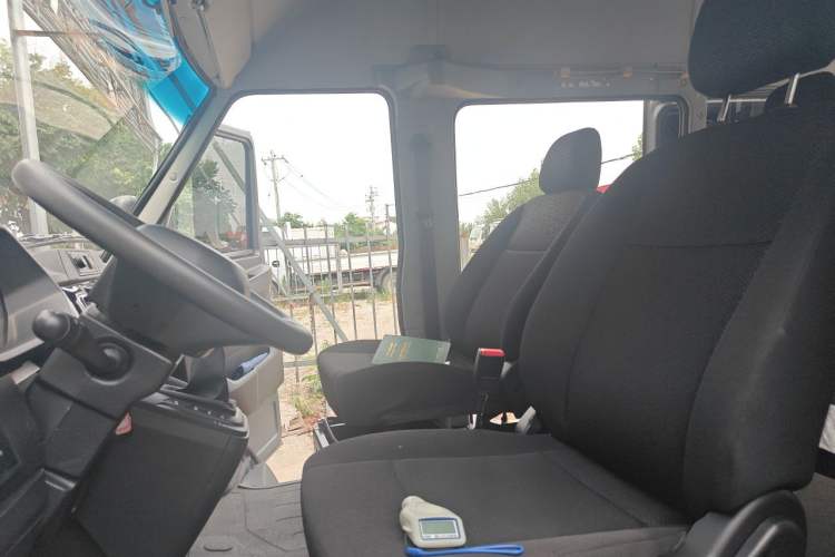 Used Iveco Daily 2023 2.5T A37M1 Multi-Purpose Passenger Vehicle Long Wheelbase Mid-Roof Dual Tires Manual Transmission Automatic Gearbox Left Front Seat
