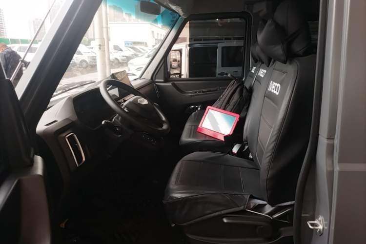 Used Iveco Daily 2023 2.5T A37M1 Multi-Purpose Passenger Vehicle Long Wheelbase Mid-Roof Design Dual Side Sliding Doors Automatic Transmission Left Front Seat