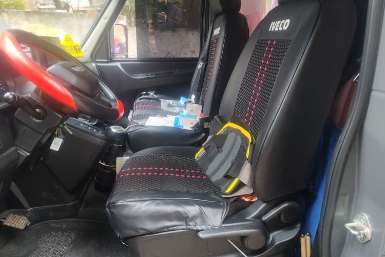 Used Iveco Daily 2023 2.5T A35M1 Multi-Purpose Passenger Vehicle Short Wheelbase Mid-Roof Design Single Tire Side-Sliding Door Automatic Transmission Left Front Seat