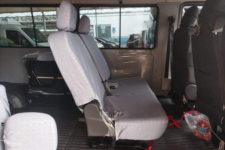 Used Iveco Daily 2023 2.5T A37M1 Multi-Purpose Passenger Vehicle Long Wheelbase Mid-Roof Design Dual Side Sliding Doors Automatic Transmission Left Rear Seat