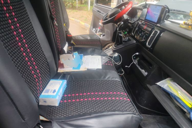 Used Iveco Daily 2023 2.5T A35M1 Multi-Purpose Passenger Vehicle Short Wheelbase Mid-Roof Design Single Tire Side-Sliding Door Automatic Transmission Left Rear Seat