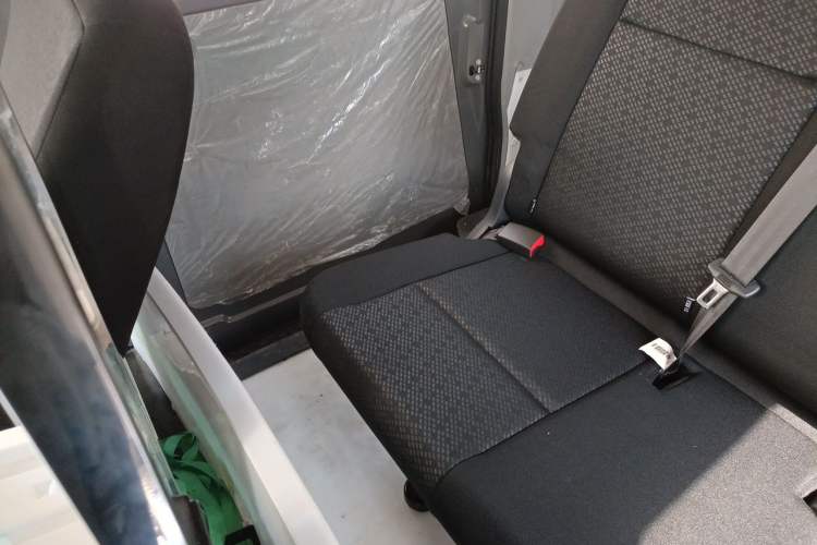 Used Iveco Daily 2023 2.5T A37M1 Multi-Purpose Passenger Vehicle Long Wheelbase Mid-Roof Dual Tires Manual Transmission Automatic Gearbox Left Rear Seat