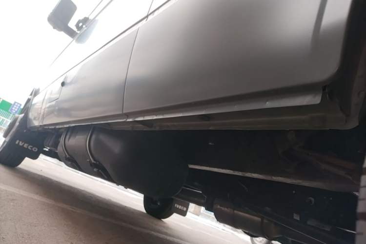 Used Iveco Daily 2023 2.5T A37M1 Multi-Purpose Passenger Vehicle Long Wheelbase Mid-Roof Design Dual Side Sliding Doors Automatic Transmission Left Side Sill