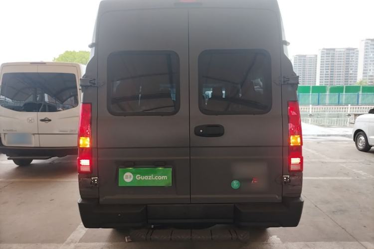 Used Iveco Daily 2023 2.5T A37M1 Multi-Purpose Passenger Vehicle Long Wheelbase Mid-Roof Design Dual Side Sliding Doors Automatic Transmission Rear