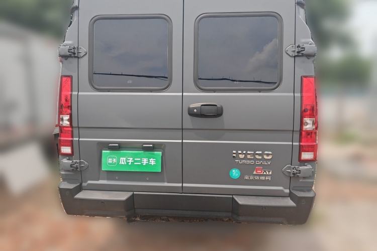 Used Iveco Daily 2023 2.5T A37M1 Multi-Purpose Passenger Vehicle Long Wheelbase Mid-Roof Dual Tires Manual Transmission Automatic Gearbox Rear
