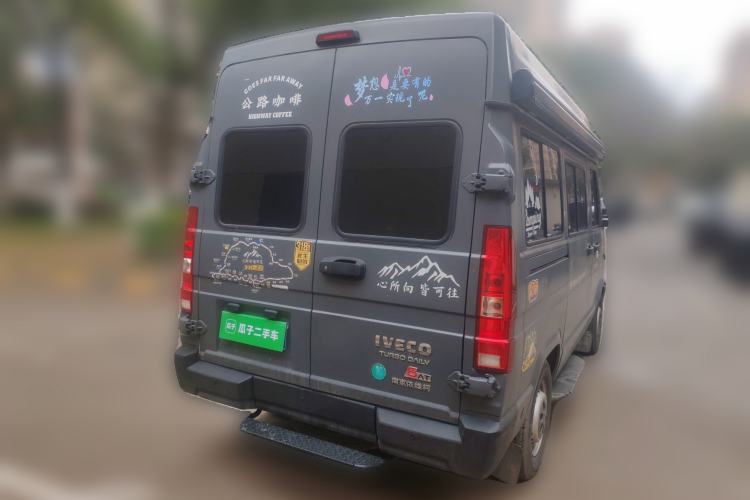 Used Iveco Daily 2023 2.5T A35M1 Multi-Purpose Passenger Vehicle Short Wheelbase Mid-Roof Design Single Tire Side-Sliding Door Automatic Transmission Rear