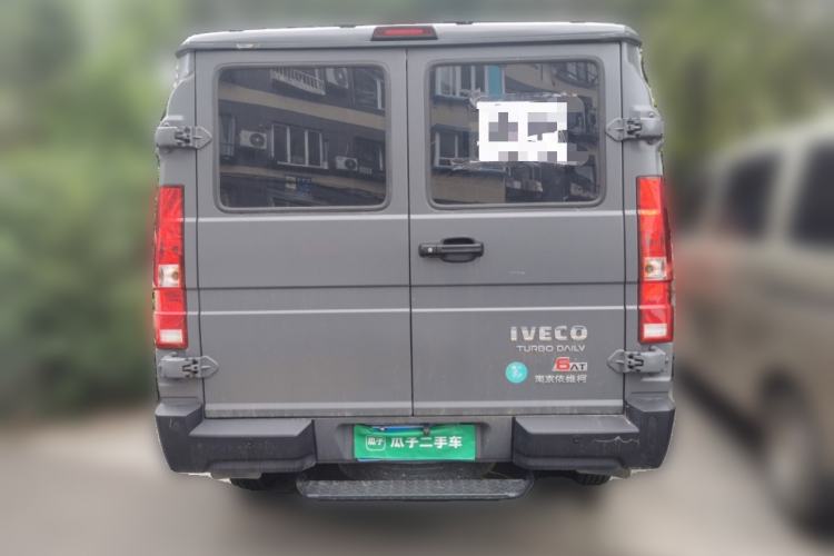 Used Iveco Daily 2023 2.5T A35M1 Multi-Purpose Passenger Vehicle Short Wheelbase Low Roof Single-Tire Side-Sliding Door Automatic Transmission Rear