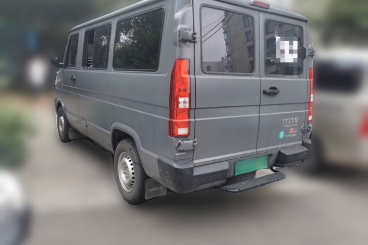 Used Iveco Daily 2023 2.5T A35M1 Multi-Purpose Passenger Vehicle Short Wheelbase Low Roof Single-Tire Side-Sliding Door Automatic Transmission Rear Left 45 Deg