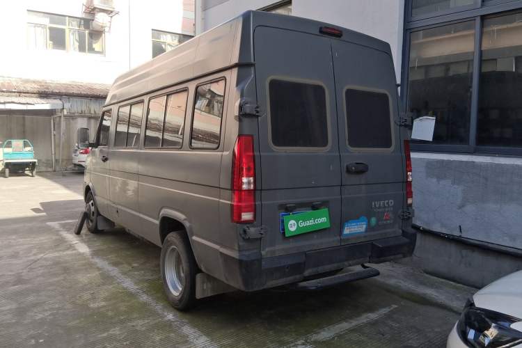 Used Iveco Daily 2023 2.5T A37M1 Multi-Purpose Passenger Vehicle Long Wheelbase Mid-Roof Design Dual Side Sliding Doors Automatic Transmission Rear Left 45 Deg