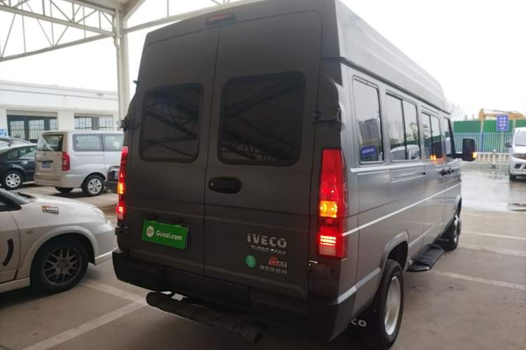 Used Iveco Daily 2023 2.5T A37M1 Multi-Purpose Passenger Vehicle Long Wheelbase Mid-Roof Design Dual Side Sliding Doors Automatic Transmission Rear Right 45 Deg
