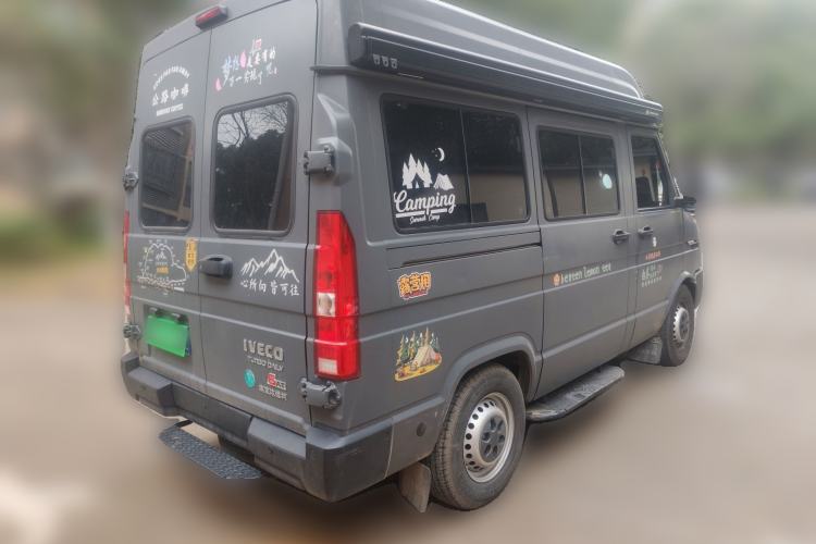 Used Iveco Daily 2023 2.5T A35M1 Multi-Purpose Passenger Vehicle Short Wheelbase Mid-Roof Design Single Tire Side-Sliding Door Automatic Transmission Rear Right 45 Deg