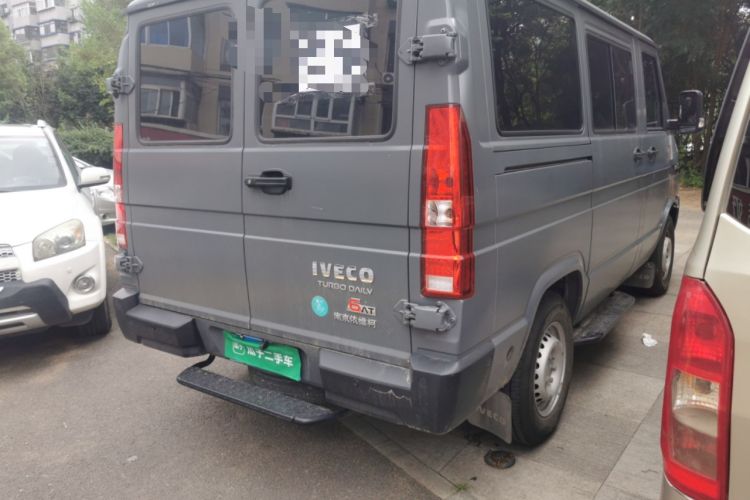 Used Iveco Daily 2023 2.5T A35M1 Multi-Purpose Passenger Vehicle Short Wheelbase Low Roof Single-Tire Side-Sliding Door Automatic Transmission Rear Right 45 Deg