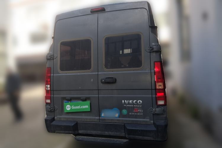 Used Iveco Daily 2023 2.5T A37M1 Multi-Purpose Passenger Vehicle Long Wheelbase Mid-Roof Design Dual Side Sliding Doors Automatic Transmission Rear