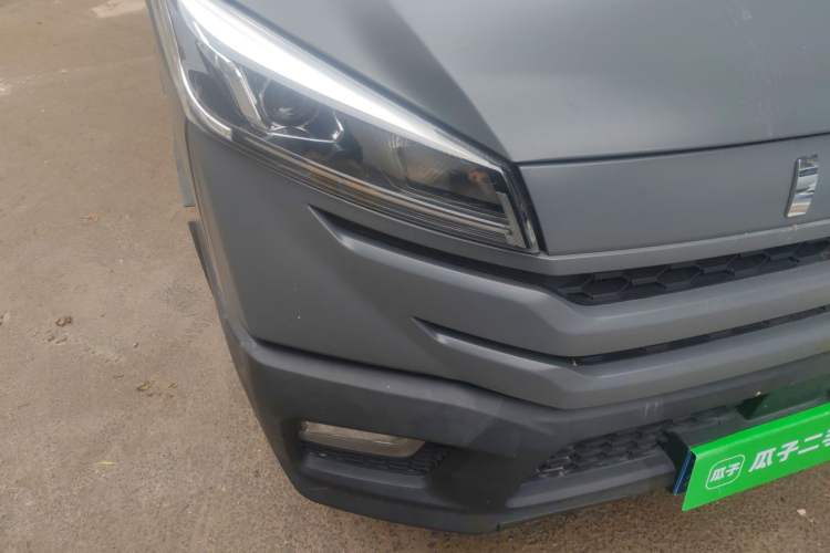 Used Iveco Daily 2023 2.5T A35M1 Multi-Purpose Passenger Vehicle Short Wheelbase Mid-Roof Design Single Tire Side-Sliding Door Automatic Transmission Right Front Headlight
