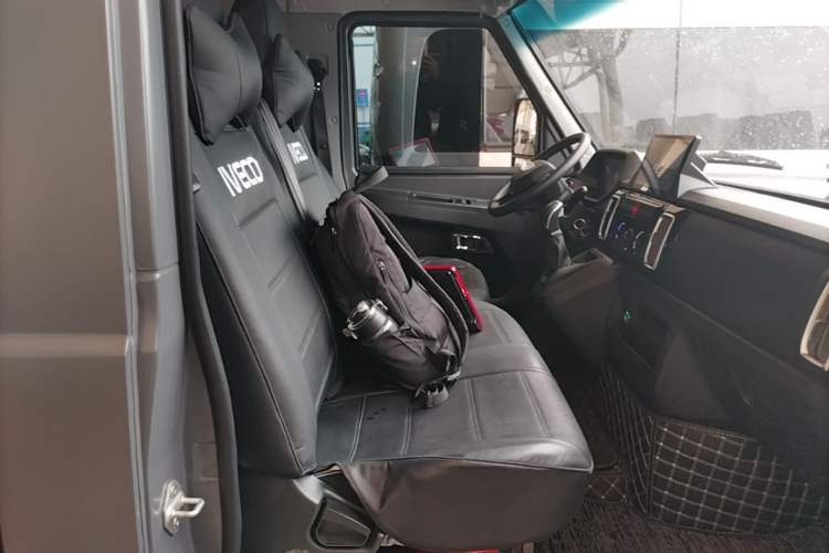 Used Iveco Daily 2023 2.5T A37M1 Multi-Purpose Passenger Vehicle Long Wheelbase Mid-Roof Design Dual Side Sliding Doors Automatic Transmission Right Front Seat