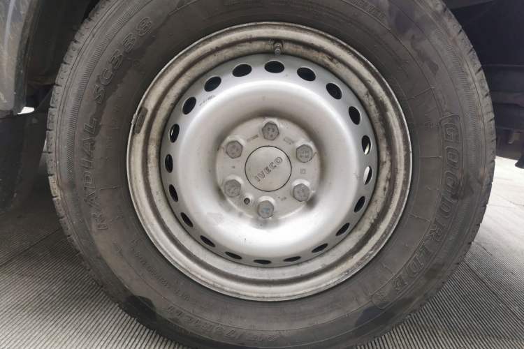 Used Iveco Daily 2023 2.5T A35M1 Multi-Purpose Passenger Vehicle Short Wheelbase Low Roof Single-Tire Side-Sliding Door Automatic Transmission Right Front Wheel Hub