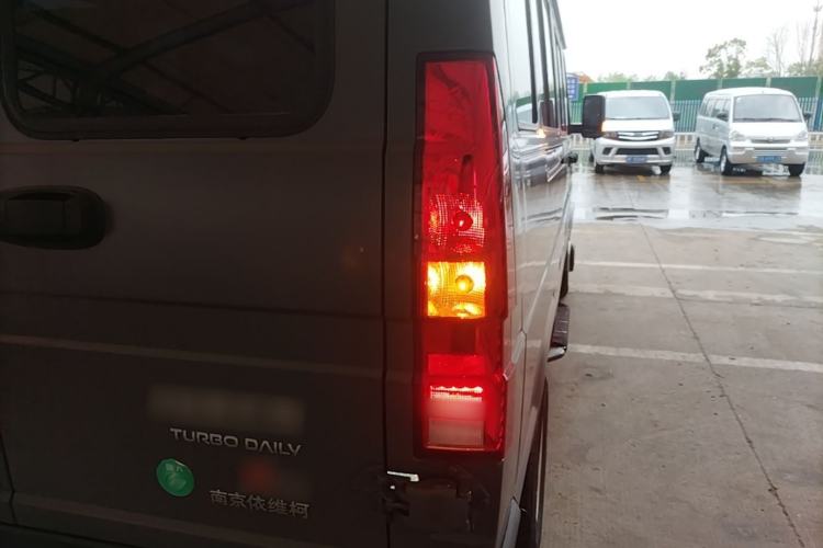 Used Iveco Daily 2023 2.5T A37M1 Multi-Purpose Passenger Vehicle Long Wheelbase Mid-Roof Design Dual Side Sliding Doors Automatic Transmission Right Rear Taillight
