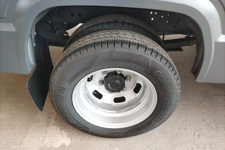 Used Iveco Daily 2023 2.5T A37M1 Multi-Purpose Passenger Vehicle Long Wheelbase Mid-Roof Design Dual Side Sliding Doors Automatic Transmission Right Rear Wheel Hub