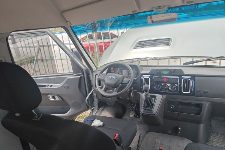 Used Iveco Daily 2023 2.5T A37M1 Multi-Purpose Passenger Vehicle Long Wheelbase Mid-Roof Dual Tires Manual Transmission Automatic Gearbox Steering Wheel