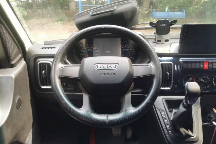 Used Iveco Daily 2023 2.5T A35M1 Multi-Purpose Passenger Vehicle Short Wheelbase Low Roof Single-Tire Side-Sliding Door Automatic Transmission Steering Wheel