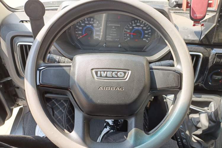 Used Iveco Daily 2023 2.5T A37M1 Multi-Purpose Passenger Vehicle Long Wheelbase Mid-Roof Dual Tires Manual Transmission Automatic Gearbox Steering Wheel