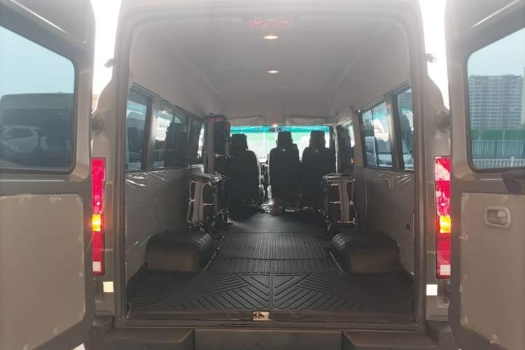 Used Iveco Daily 2023 2.5T A37M1 Multi-Purpose Passenger Vehicle Long Wheelbase Mid-Roof Design Dual Side Sliding Doors Automatic Transmission Trunk