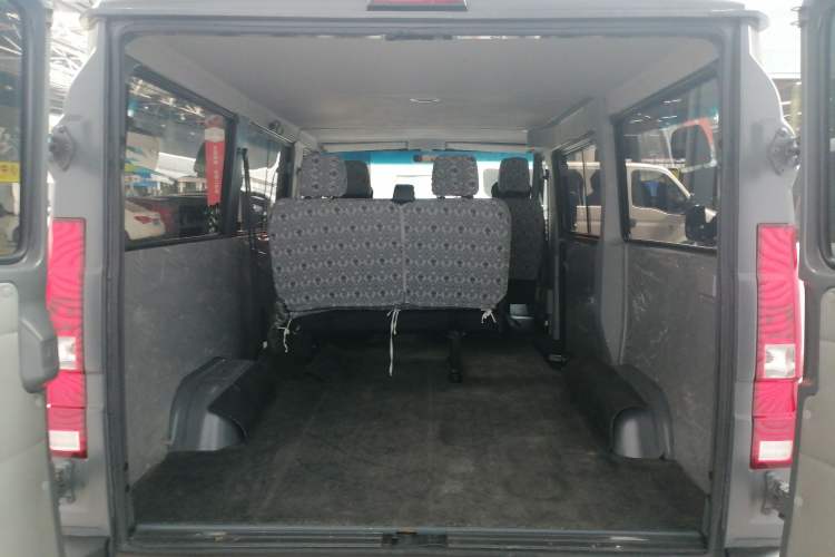 Used Iveco Daily 2023 2.5T A35M1 Multi-Purpose Passenger Vehicle Short Wheelbase Low Roof Single Tire Manual Transmission with Automatic Option Trunk
