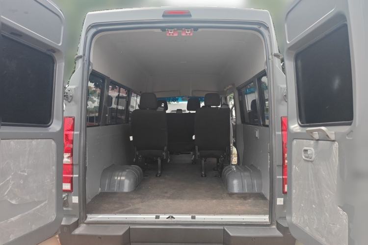 Used Iveco Daily 2023 2.5T A37M1 Multi-Purpose Passenger Vehicle Long Wheelbase Mid-Roof Dual Tires Manual Transmission Automatic Gearbox Trunk