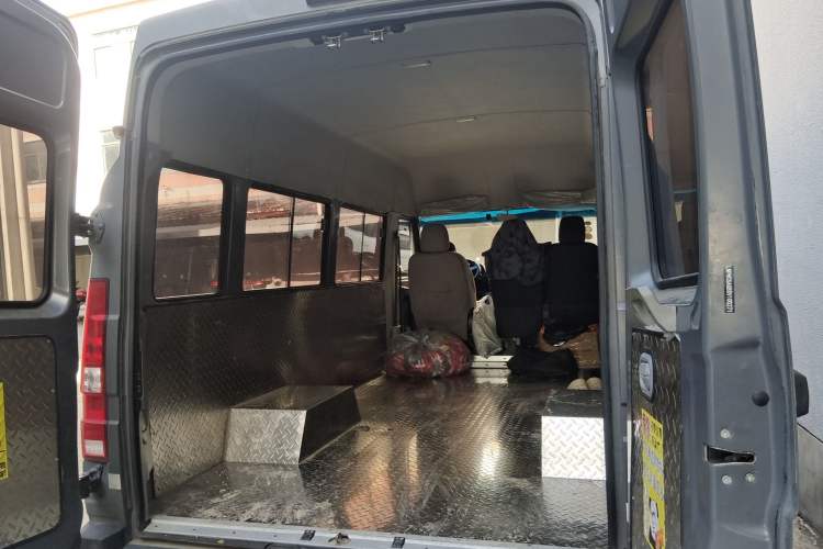 Used Iveco Daily 2023 2.5T A37M1 Multi-Purpose Passenger Vehicle Long Wheelbase Mid-Roof Design Dual Side Sliding Doors Automatic Transmission Trunk