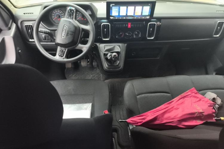 Used Iveco Daily 2023 2.5T A35M1 Short Wheelbase Mid-Height Single-Tire Side-Sliding Door 5–9 Seats Center Console