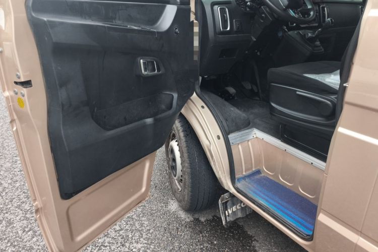 Used Iveco Daily 2023 2.5T A35M1 Short Wheelbase Mid-Height Single-Tire Side-Sliding Door 5–9 Seats Driver Seat