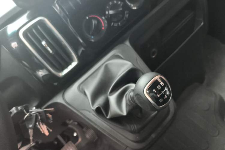 Used Iveco Daily 2023 2.5T A35M1 Short Wheelbase Mid-Height Single-Tire Side-Sliding Door 5–9 Seats Gear Lever