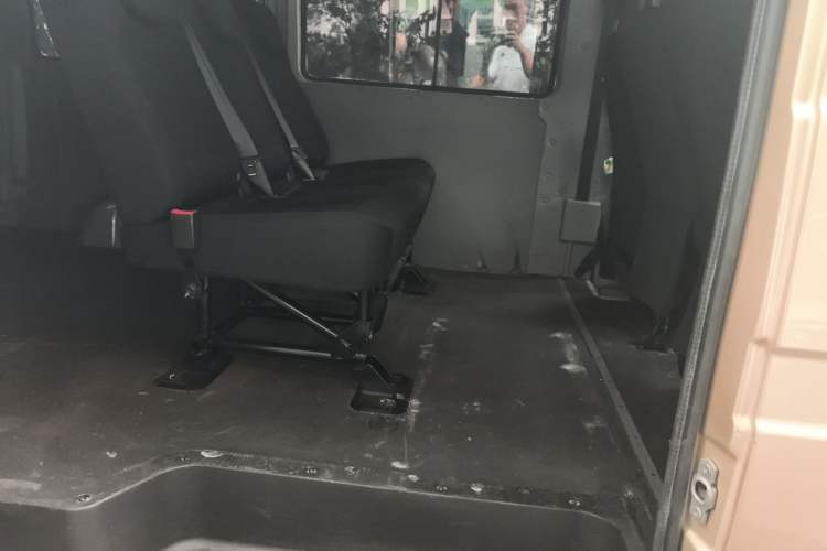 Used Iveco Daily 2023 2.5T A35M1 Short Wheelbase Mid-Height Single-Tire Side-Sliding Door 5–9 Seats Left Rear Seat