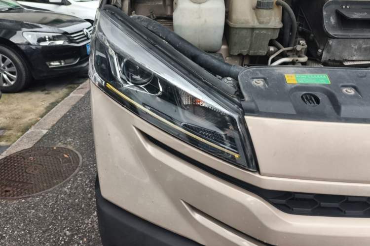 Used Iveco Daily 2023 2.5T A35M1 Short Wheelbase Mid-Height Single-Tire Side-Sliding Door 5–9 Seats Right Front Headlight