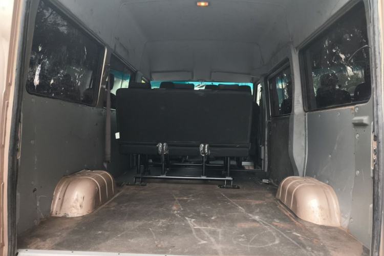 Used Iveco Daily 2023 2.5T A35M1 Short Wheelbase Mid-Height Single-Tire Side-Sliding Door 5–9 Seats Trunk