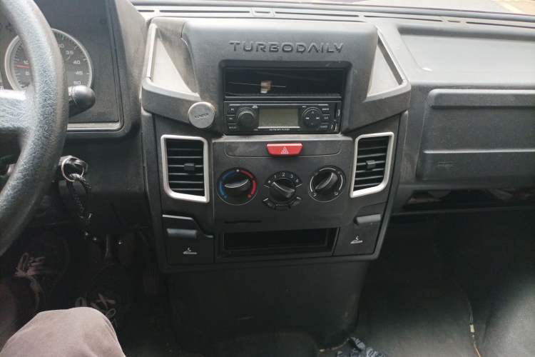Used Iveco Daily 2023 2.5T A35M1 Short Wheelbase Mid-Roof Dual Tire Side-Sliding Doors 5–9 Seats Audio And AC Panel