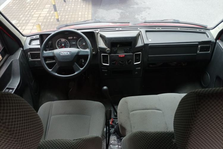 Used Iveco Daily 2023 2.5T A35M1 Short Wheelbase Mid-Roof Dual Tire Side-Sliding Doors 5–9 Seats Center Console