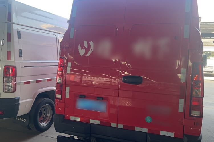Used Iveco Daily 2023 2.8T V35 Van Short Wheelbase Mid-Roof Design Dual Tires Side-Swing Doors 2-3 Seater Exterior 3