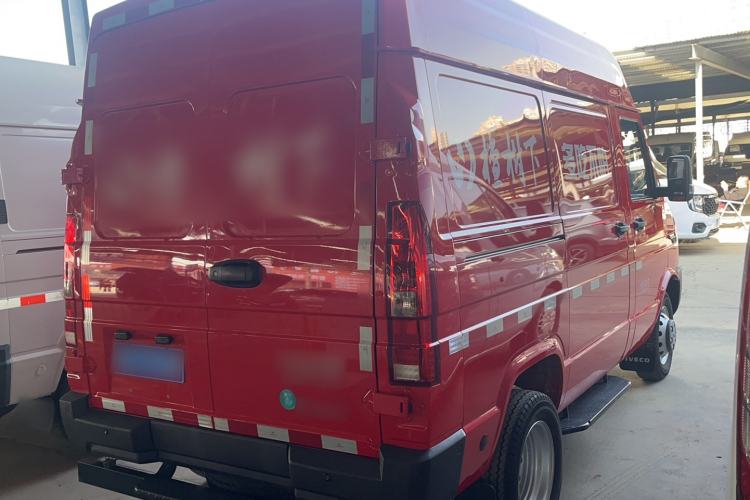 Used Iveco Daily 2023 2.8T V35 Van Short Wheelbase Mid-Roof Design Dual Tires Side-Swing Doors 2-3 Seater Exterior 4